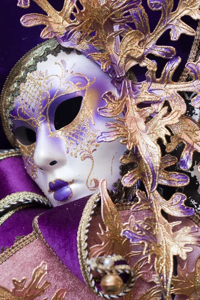 Пурпурная декоративная венецианская маска — стоковое фото