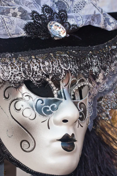 Женская декоративная маска для венецианского карнавала — стоковое фото