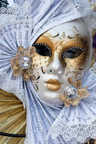 Κίτρινο και λευκό Βενετία Καρναβάλι μάσκα — Φωτογραφία Αρχείου
