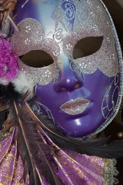 Пурпурная и серебряная маска для карнавала — стоковое фото