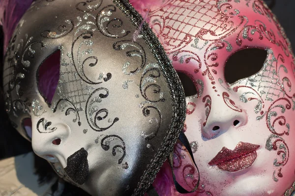 Brunt och rosa venetiansk karneval masker — Stockfoto