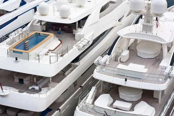 Luksusowy potrójny pokładzie jachtów — Zdjęcie stockowe