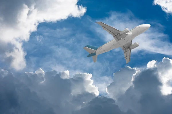 Літак летить крізь хмари — стокове фото