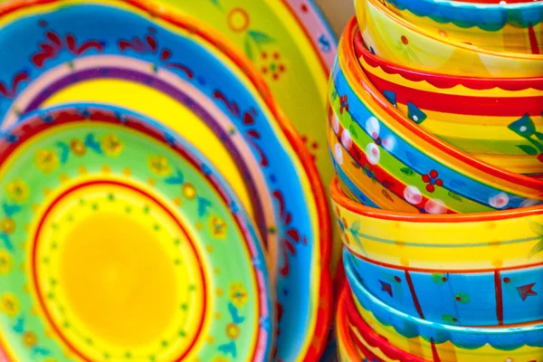 Coloridos platos y cuencos artesanales — Foto de Stock