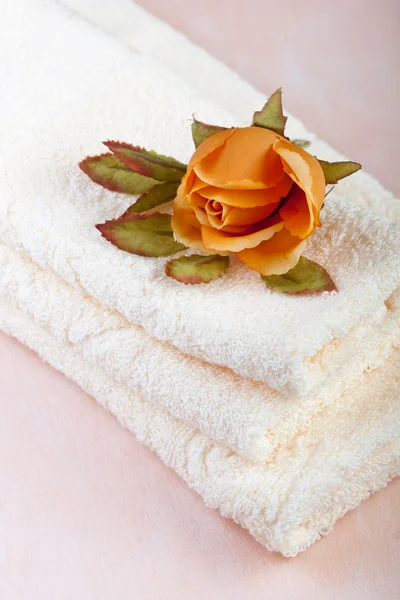 Курортные полотенца с розой — стоковое фото