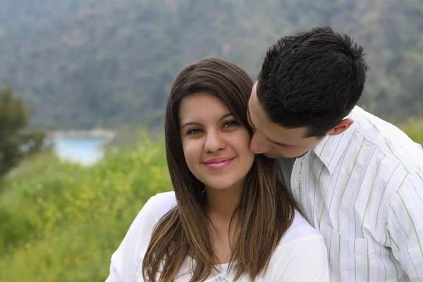 Man kura ihop sig och kysser attraktiv kvinna — Stockfoto
