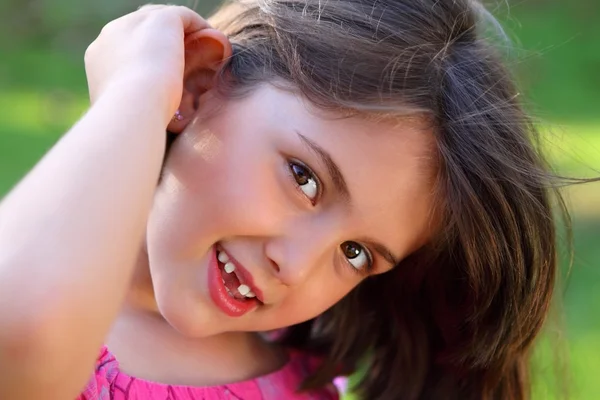 Симпатичная маленькая девочка Смойли — стоковое фото