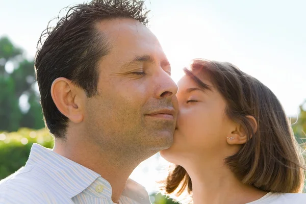 Bambina baciare papà su guancia — Foto Stock