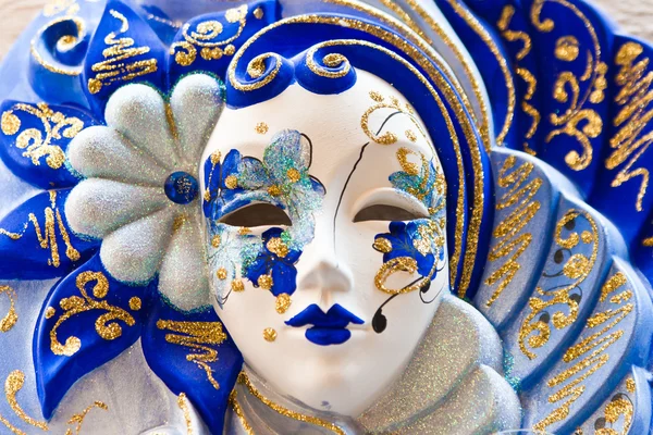 Впечатляющая венецианская маска — стоковое фото