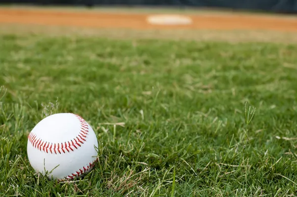 Honkbal op veld — Stockfoto