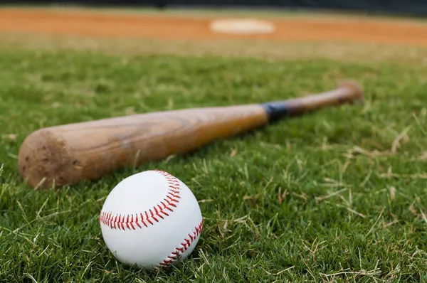 棒球和字段上的蝙蝠 — 图库照片