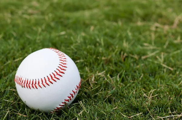Beisebol em campo — Fotografia de Stock