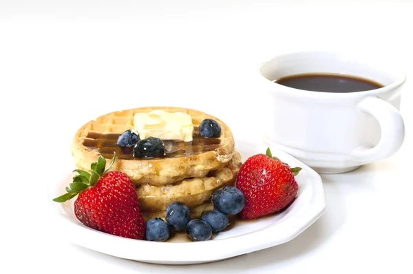 Gofry i owocowe śniadanie z kawą — Zdjęcie stockowe