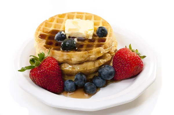 Café da manhã com waffles e frutas — Fotografia de Stock