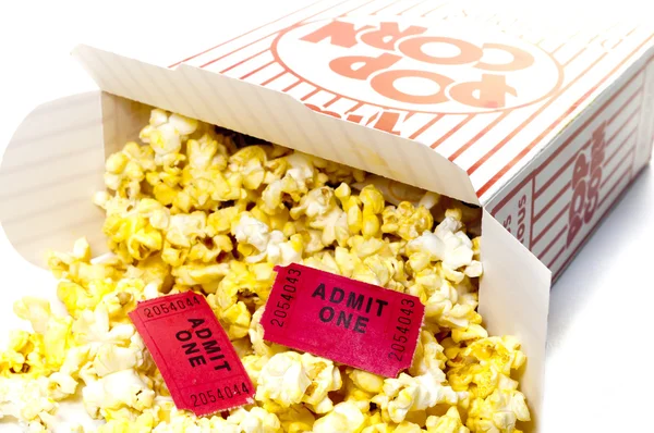 Popcorn i film bilety na białym tle zbliżenie — Zdjęcie stockowe