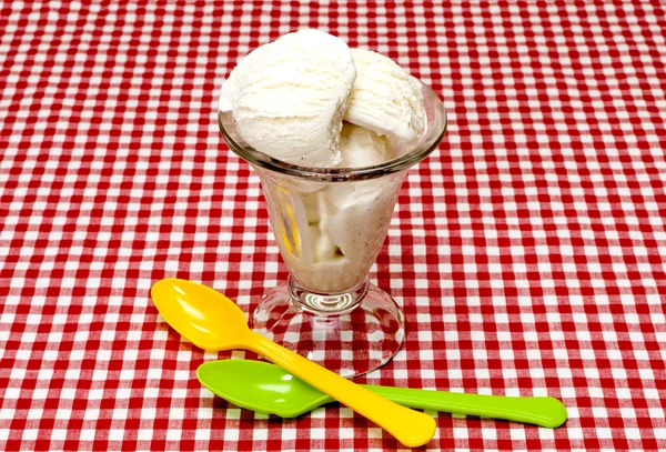 Ванильное мороженое и ложки — стоковое фото