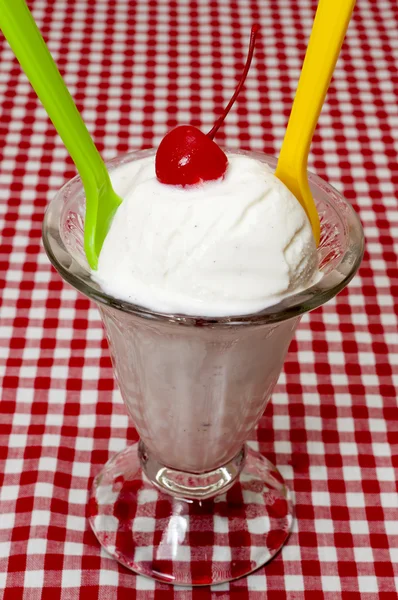 Vanilková zmrzlina a lžičky s cherry zálivka — Stock fotografie
