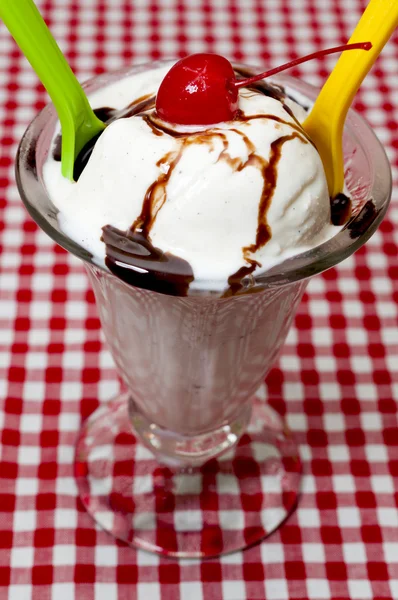 Vanilyalı dondurma ve vişneli ve çikolatalı topping kaşıklarla — Stok fotoğraf