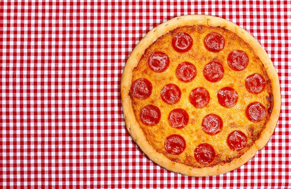 整个意大利辣香肠比萨饼 — 图库照片