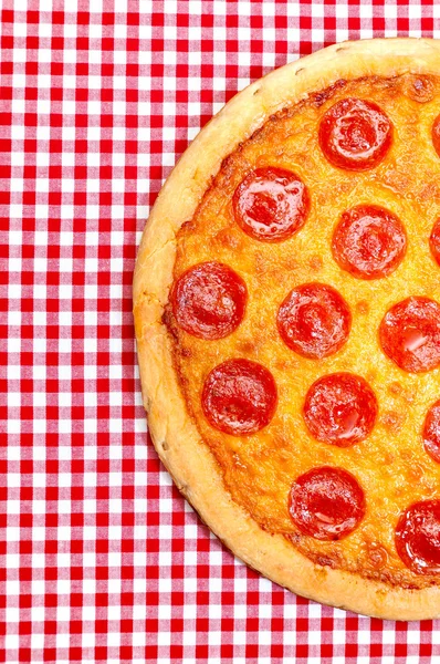 Pepperoni pizza helft — Stockfoto