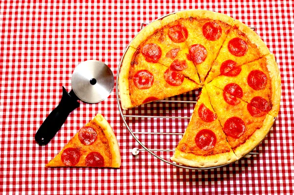 Peperoni Interi Pizza e Taglierina — Foto Stock