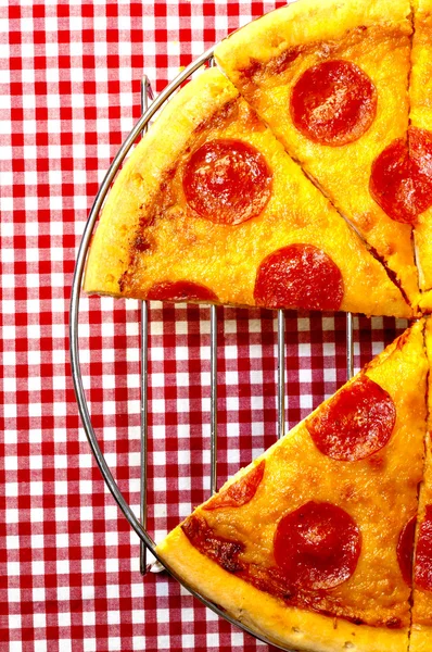 Піца Пепероні Половина зі скибочками видалена — стокове фото