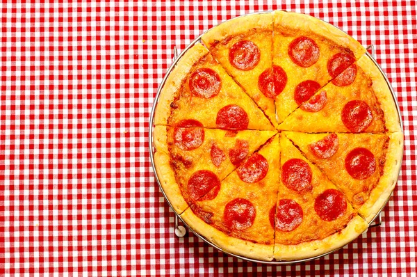 Нарізаний весь пепероні піци — стокове фото