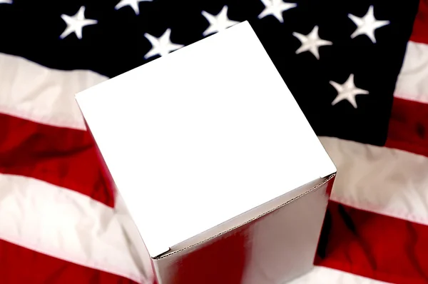 Caixa branca em branco e fechamento da bandeira americana — Fotografia de Stock