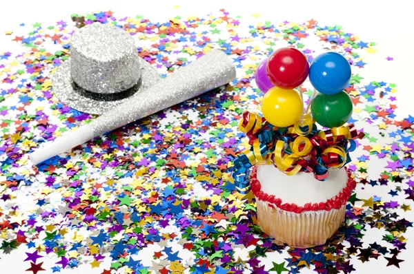カップケーキ、紙吹雪、ホーン、パーティーの帽子 — ストック写真
