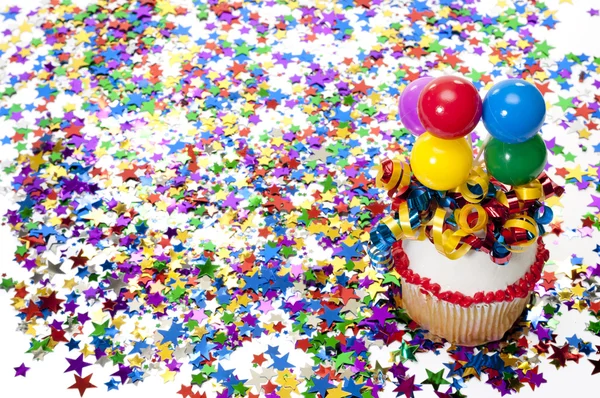 Cupcake und Konfetti bei Party — Stockfoto