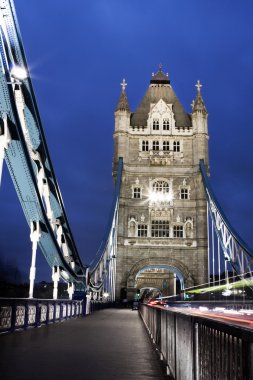 gece tower bridge, Londra, İngiltere'de trafik