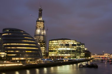 Londra Belediye binasının gece görünümü