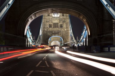 gece tower bridge, Londra, İngiltere'de trafik