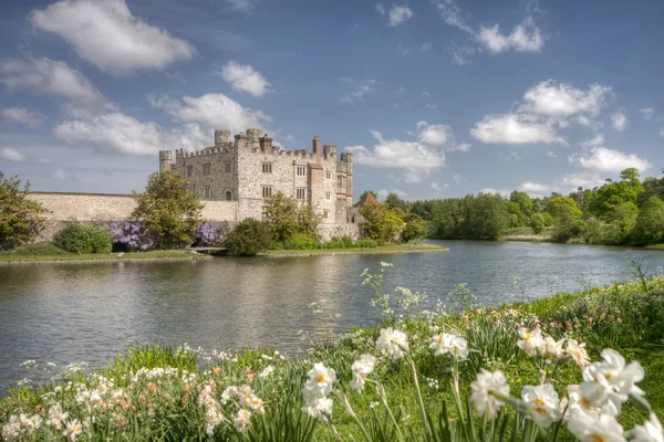 Alte Burg in leeds kent mit großem See, der als Wassergraben dient — Stockfoto