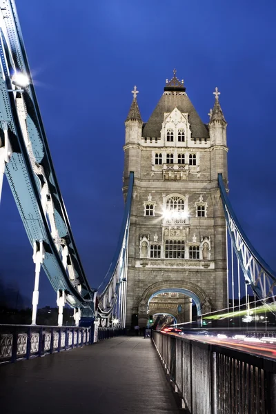 Trafikken på Tower Bridge om natten i London, Storbritannia – stockfoto
