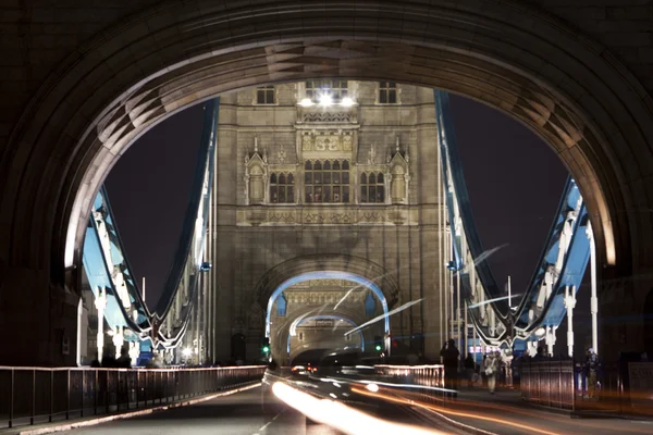 Provoz na mostu tower bridge v noci v Londýně, Velká Británie — Stock fotografie