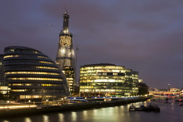 伦敦市政厅的夜景 — 图库照片