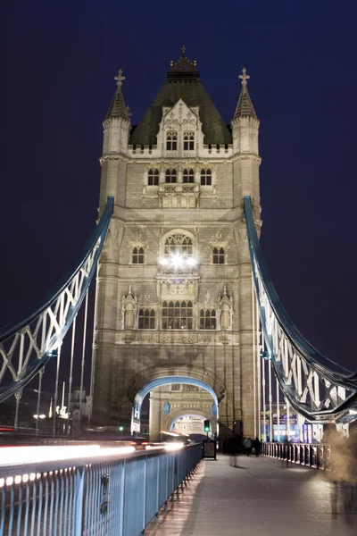 Ruch na moście tower w nocy w Londynie, Wielka Brytania — Zdjęcie stockowe