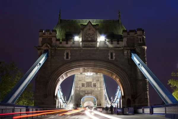 Trafikken på Tower Bridge om natten i London, Storbritannia – stockfoto