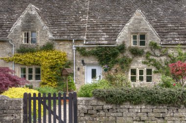 bibury tipik cotswolds bahçede