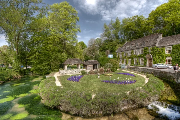 Typiska cotswolds trädgård i bibury — Stockfoto
