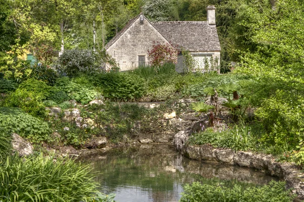 Typowe cotswolds ogród w mieście bibury — Zdjęcie stockowe