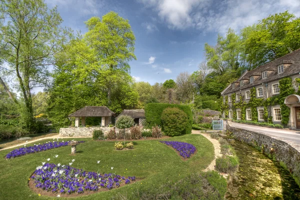 Typical Cotswolds gardens in Bibury — Stock Photo, Image