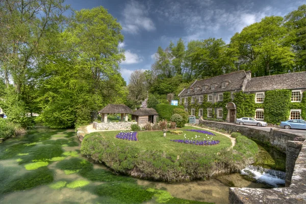 Typical Cotswolds garden in Bibury — Stock Photo, Image
