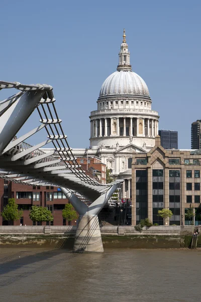 St Paul's Cathedral, view from Milenium bridge — Stock Photo, Image