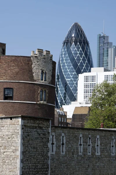 Tower of london i nowa architektura — Zdjęcie stockowe