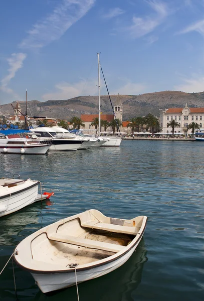 Trogir Croacia, vista al puerto — Foto de Stock