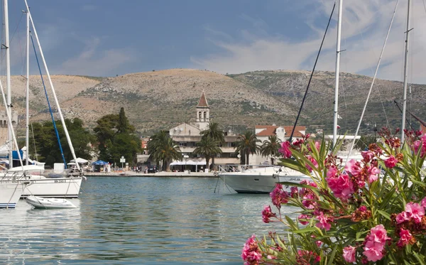 Trogir Croacia, vista al puerto — Foto de Stock