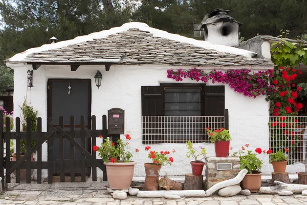 Kleine traditionele Griekse huis, in thassos eiland, strand van aliki — Stockfoto