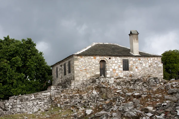 Gamla övergivna hus i kastro village, Grekland - thassos island — Stockfoto